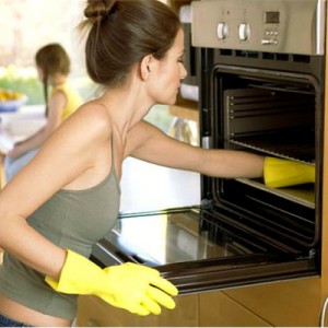 woman_cleaning_oven_1